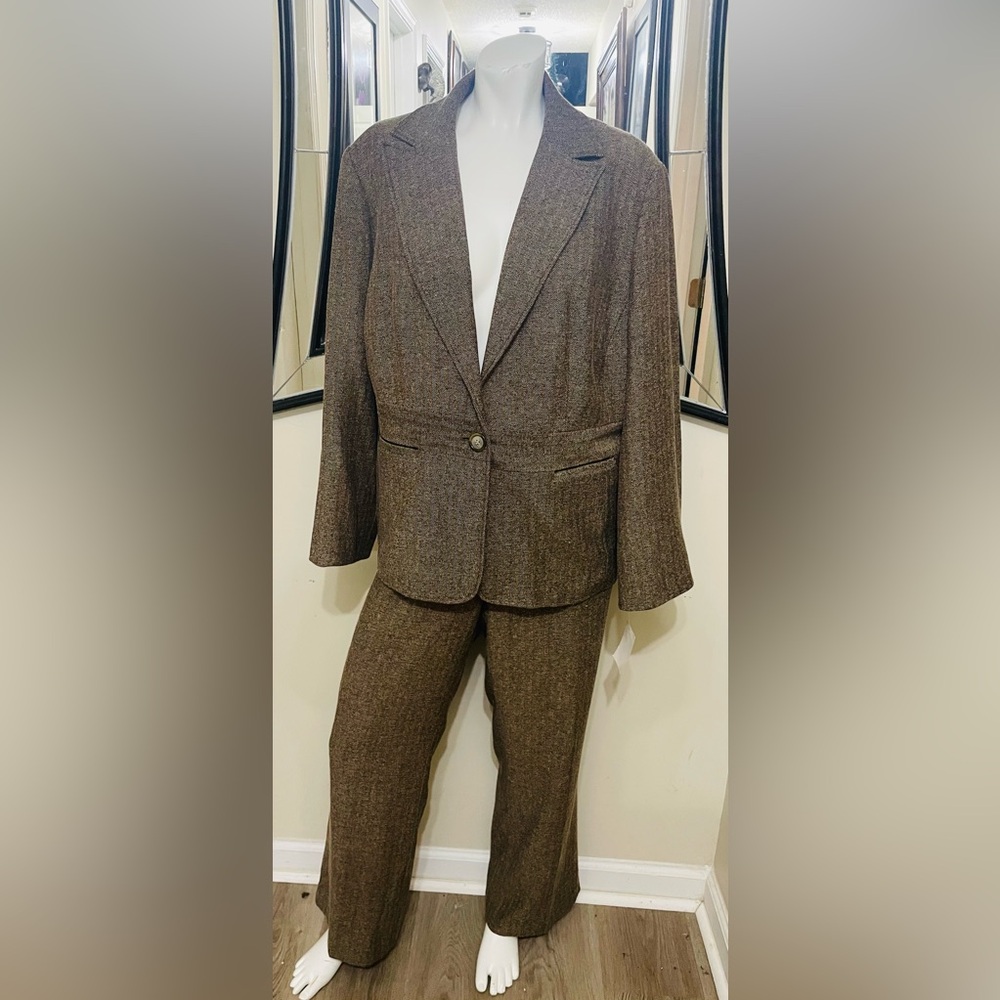 Larry Levine women Tan Suit Set